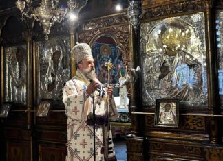 Αρχιερατική Θεία Λειτουργία στο Μεγαλοχώρι Θήρας από τον Μητροπολίτη Αμφιλόχιο